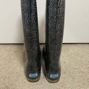 Toms Black and Gray Geometric Winter Boots